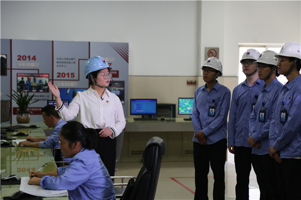 長(zhǎng)電政治宣傳員為新入職員工宣講習(xí)近平能源安全新戰(zhàn)略在浙能的實(shí)踐。 溫作仁 攝.jpg