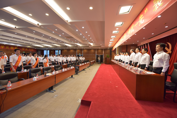 全場起立，奏唱國歌。 祝益軍 攝.jpg