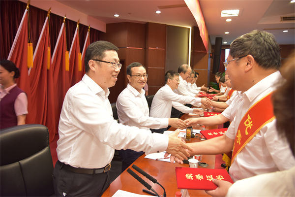 集團黨委向受表彰的集團“兩優一先”代表表示祝賀。 祝益軍 攝.jpg