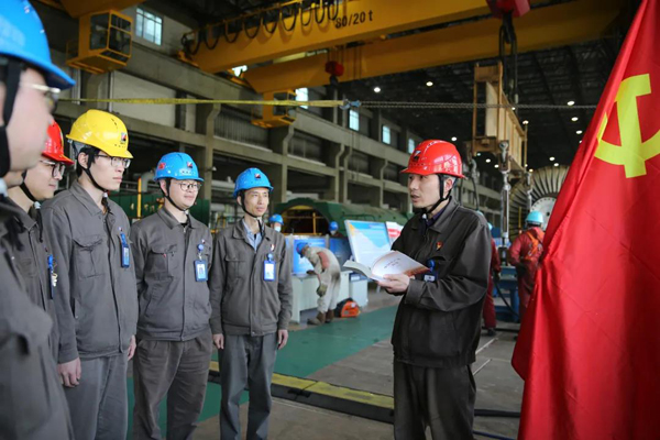 浙能長電公司政治宣傳員楊曉權在A修現場為黨員志愿者隊開展政治宣講x.jpg 浙能長電公司政治宣傳員楊曉權在A修現場為黨員志愿者隊開展政治宣講x.jpg